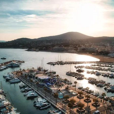 Les Palmiers מלון