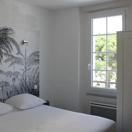 Les Palmiers Hotel