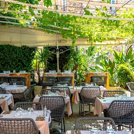 Les Palmiers Hotel